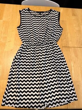 Forever 21 Black and White Chevron Sleeveless Women's Dress